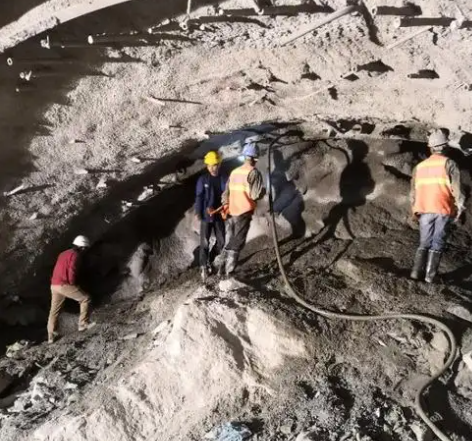 鄂伦春拱顶带模注浆料的施工流程及注意事项